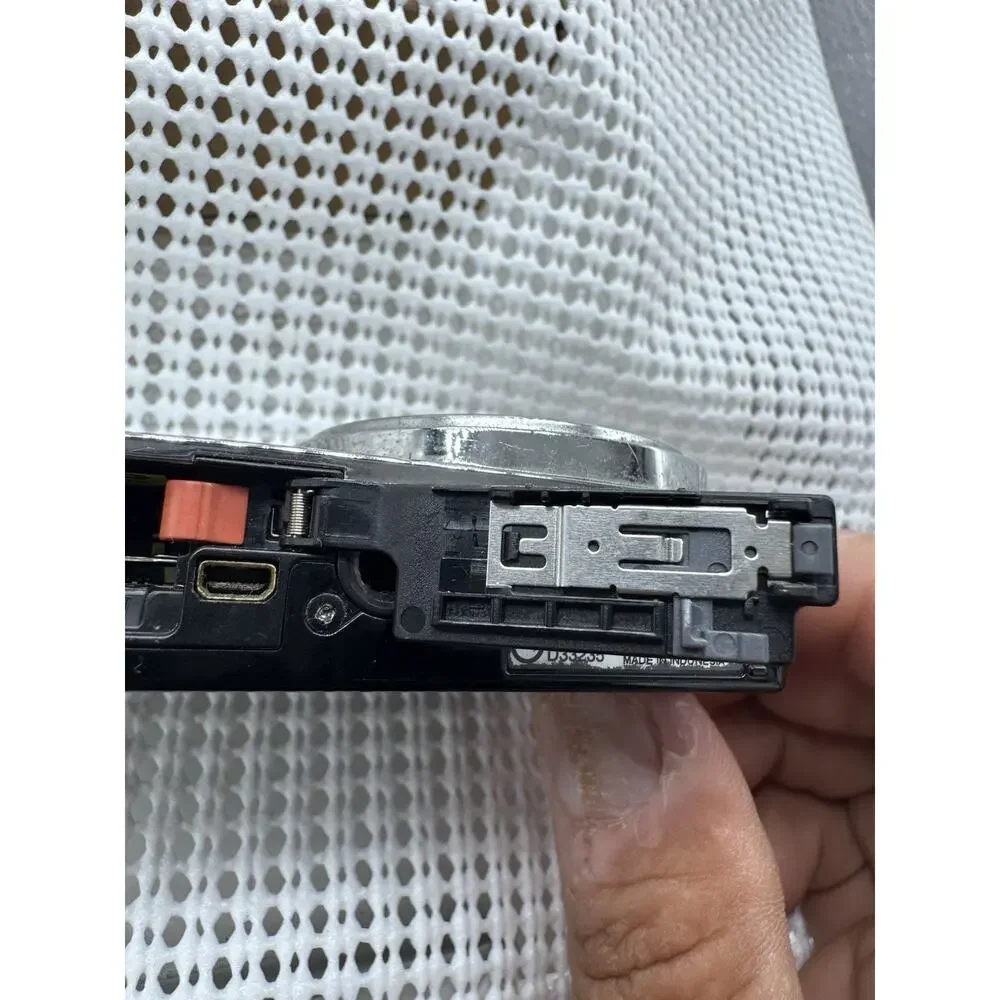 Olympus FE-5020 12MP Digital Camera 5x Zoom LCD Damaged Powers On For Parts